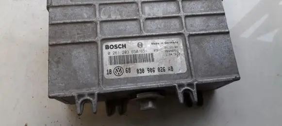 Volkswagen Golf III Engine control unit/module 030906026ab 0261203650