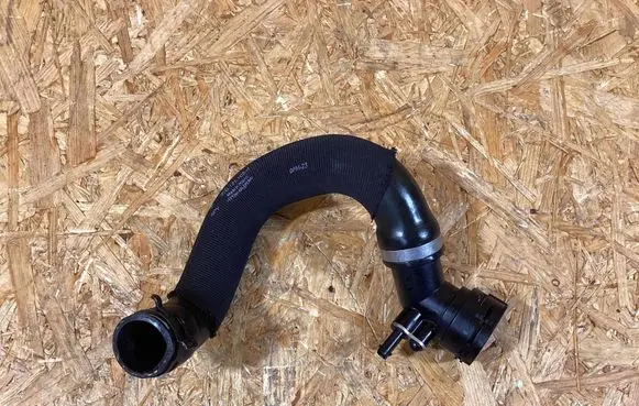 Porsche Macan (95B) Intercooler pipe mounting bracket 95b121109h