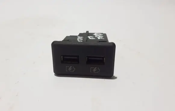 Nissan Qashqai USB socket connector 2531HP00A