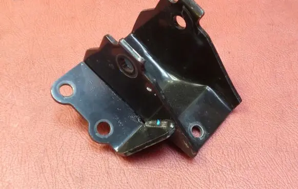 KIA Sportage Engine mounting bracket D090