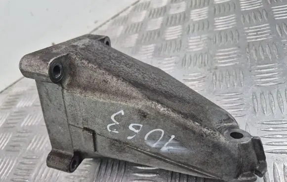 Mercedes-Benz C W204 Engine mounting bracket A2712232304