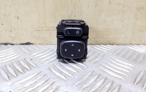 Lexus CT 200H Wing mirror switch 183647