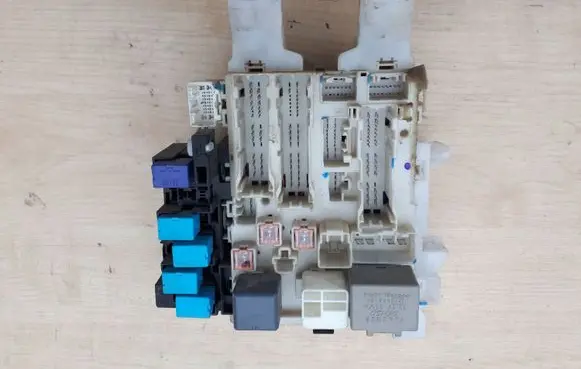 Toyota RAV 4 (XA30) Fuse module 8273042010