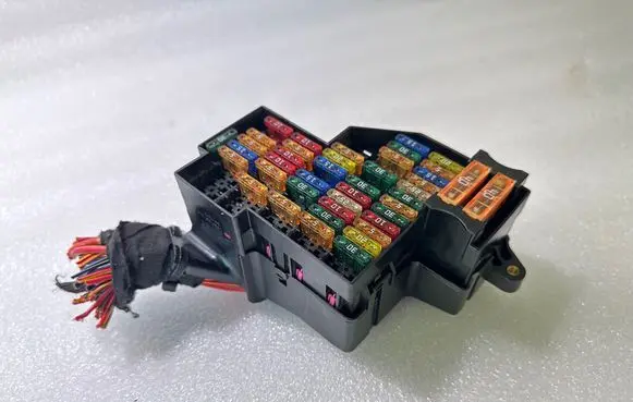 Volkswagen Touareg I Fuse module 7L0941828A 7L0941824A