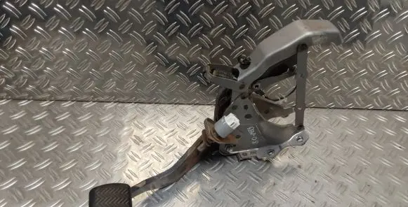 Toyota RAV 4 (XA30) Brake pedal