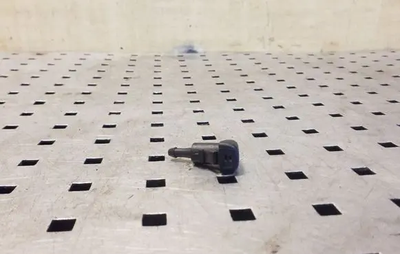 Windshield washer spray nozzle
