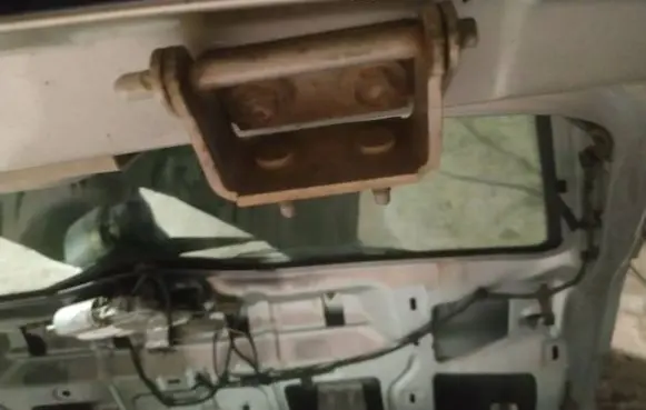 Ford Mondeo Mk III Tailgate/trunk/boot hinge