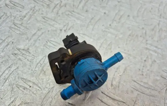 Mercedes-Benz CLS C219 Vacuum valve 0004703693