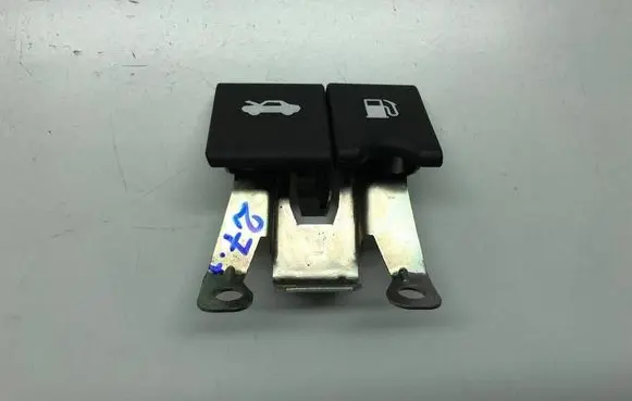 Nissan Qashqai Fuel tank opening switch 