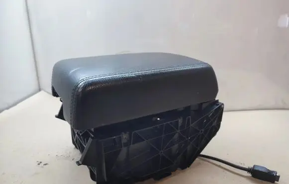 Volkswagen Touareg I Armrest 7L6863762D