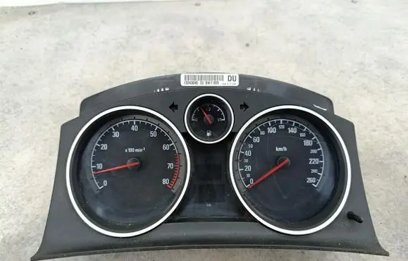 Opel Zafira B Speedometer (instrument cluster) 13243045