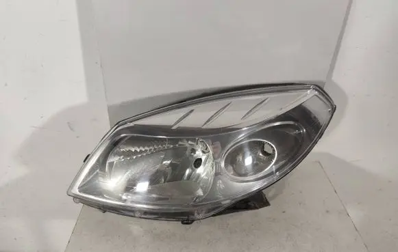 Dacia Sandero Headlight/headlamp 8200733878 00070737