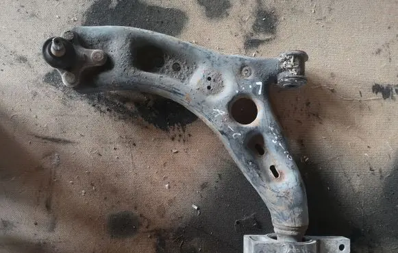 Toyota Avensis T270 Front lower control arm/wishbone