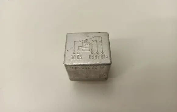 Mercedes-Benz 250 280 C CE W114 Other relay 0015420219