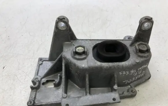 Nissan Juke I F15 Gearbox mount