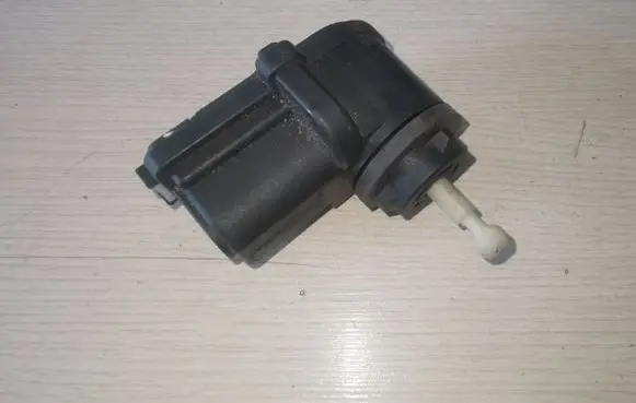 Volkswagen Golf IV Headlight level adjustment motor 1J0941295B
