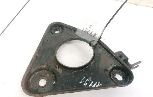 Nissan Primera Engine mounting bracket