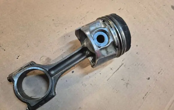 Renault Master II Piston with connecting rod 7701477121 7701477122