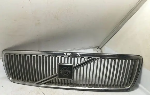 Volvo V70 Front bumper upper radiator grill 9151669