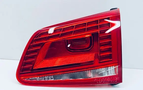 Volkswagen Touareg II Tailgate rear/tail lights 7P6945308