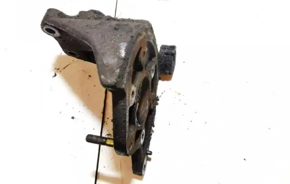 Nissan Serena Engine mounting bracket