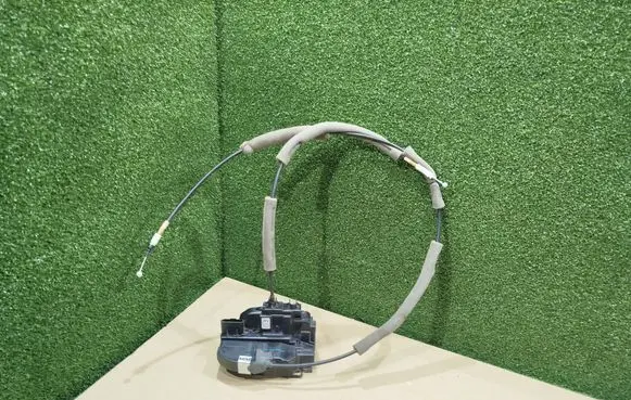 Renault Koleos II Front door lock 805038561R
