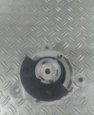 Engine mount vacuum valve