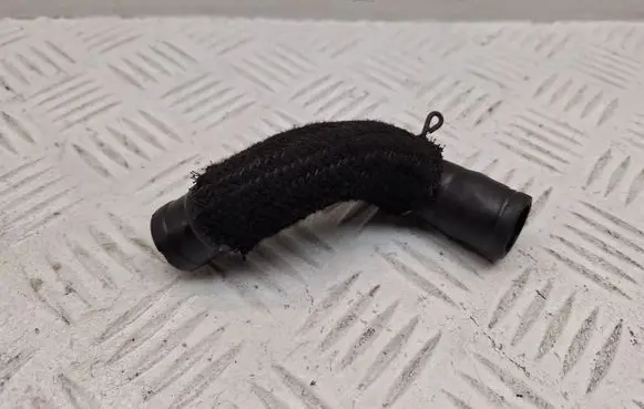 Toyota Avensis T270 Breather hose/pipe 122610R020
