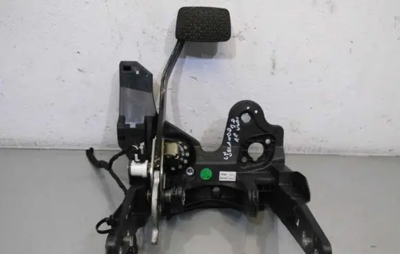 Chevrolet Orlando Brake pedal