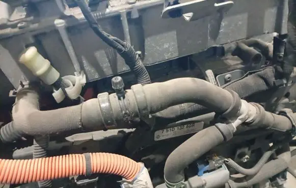 Renault Fluence Engine coolant pipe/hose