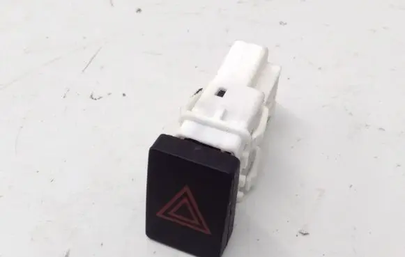 Nissan Qashqai+2 Hazard light switch