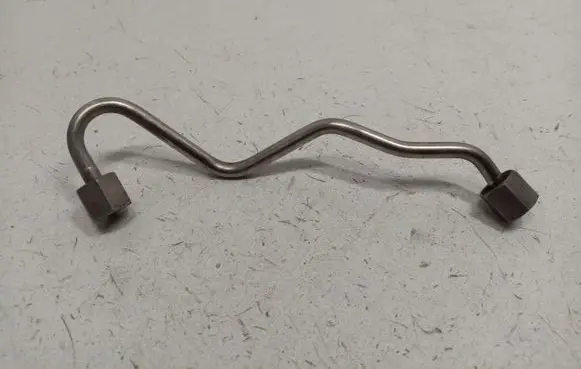 Fuel injector supply line/pipe