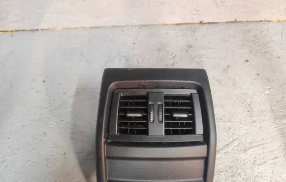 Rear air vent grill