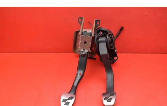 Accelerator throttle pedal