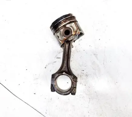Toyota Avensis T270 Piston with connecting rod