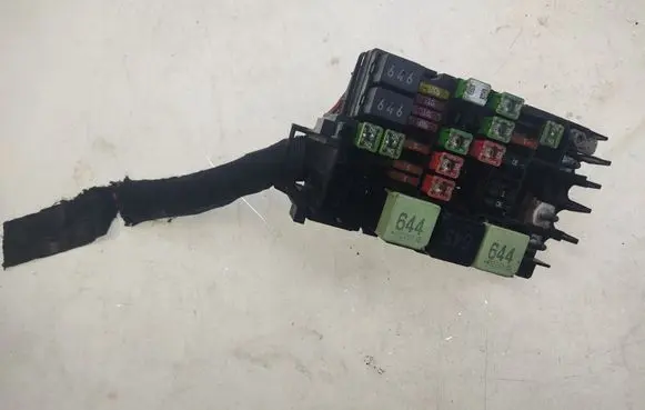 Volkswagen Jetta VI Fuse module 5C0937819K