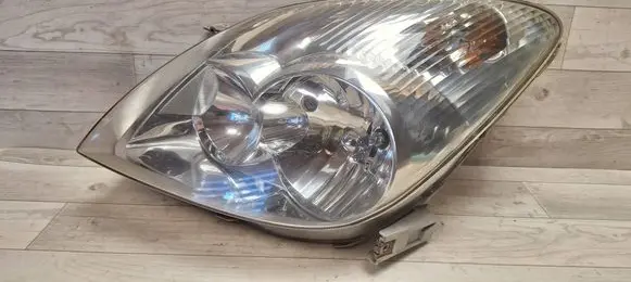 Toyota Corolla Verso E121 Headlight/headlamp 