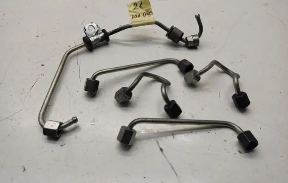 Fuel injector supply line/pipe