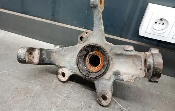 Isuzu D-Max Front wheel hub spindle knuckle