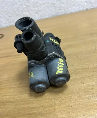 Mercedes-Benz E W210 Coolant heater control valve 0018307884 D8392