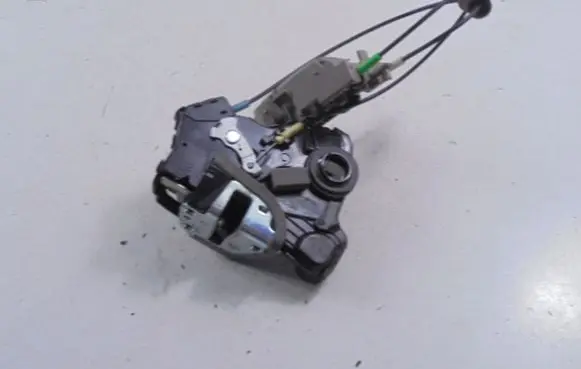 Suzuki Grand Vitara II Front door lock 6080313