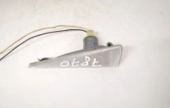 Renault Megane II Front fender indicator light 8200027151e