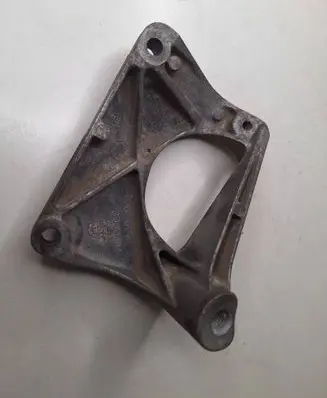 Engine mounting bracket