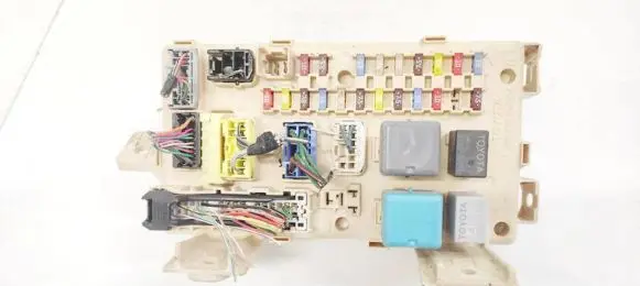 Toyota Avensis T250 Fuse box set 82641CA010F 82641-CA010F