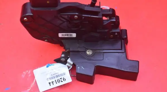 Volvo V50 Front door lock 30699787
