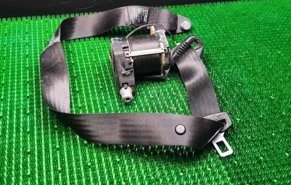 Iveco Daily 35 - 40.10 Front seatbelt 33017280A1 048006 7603357