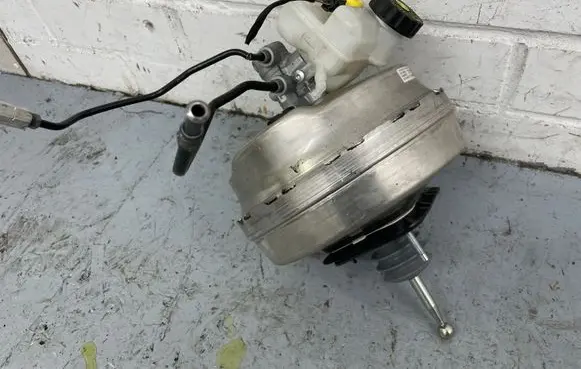 BMW 5 G30 G31 Brake booster 6861215