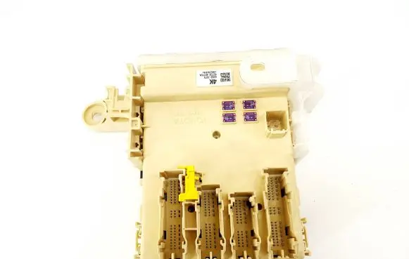 Toyota RAV 4 (XA40) Fuse module 63583373 8922142130