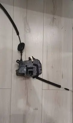 Renault Clio IV Front door lock 805024563R