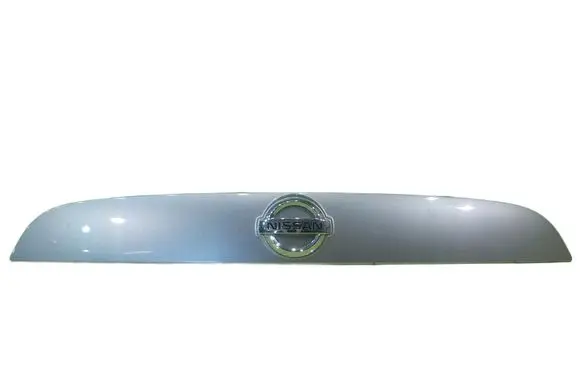 Nissan Juke I F15 Rear light center trim bar blend 